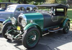 1926 Bentley - retro car parade